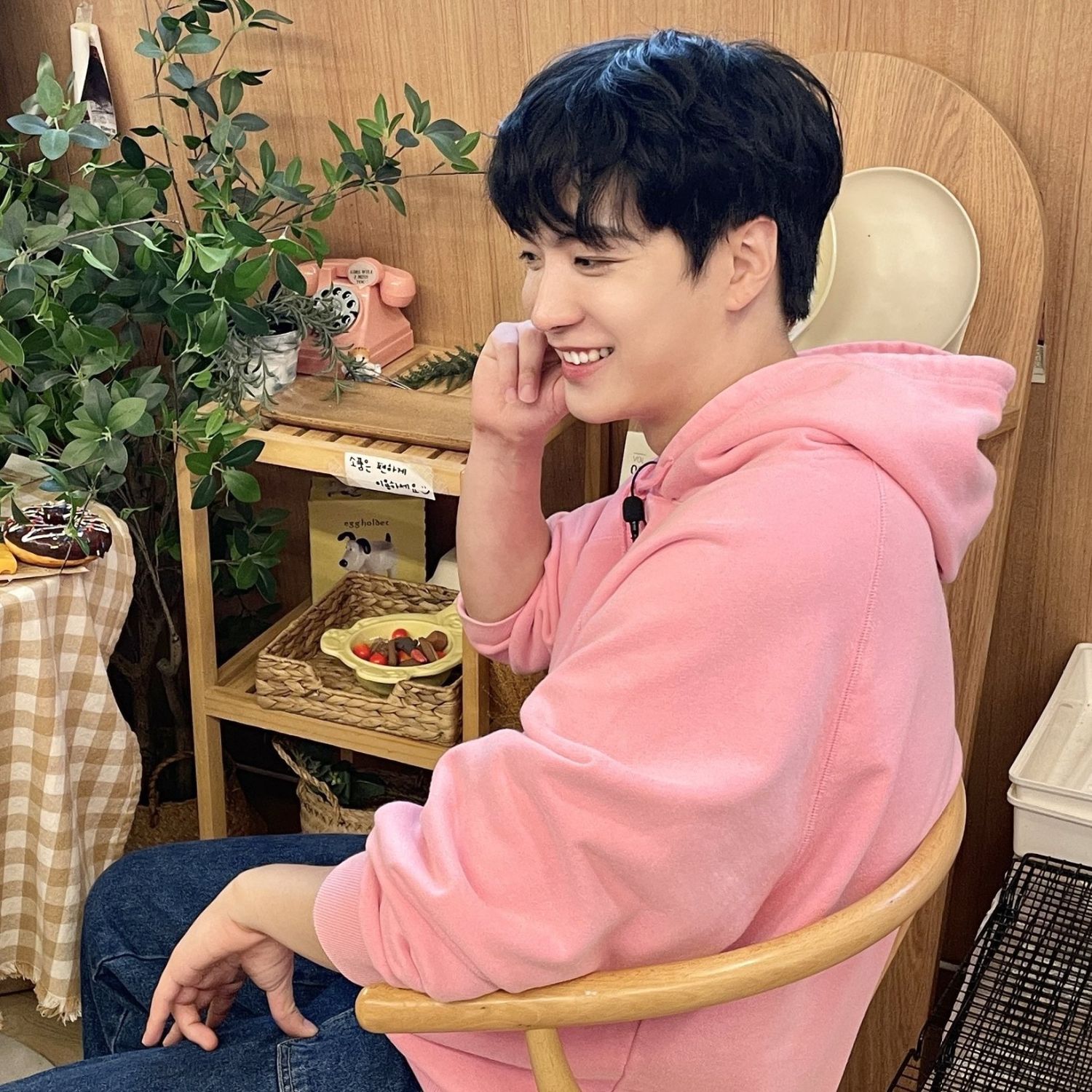 Behind-the-scenes cut of Kim Jonghyeon
