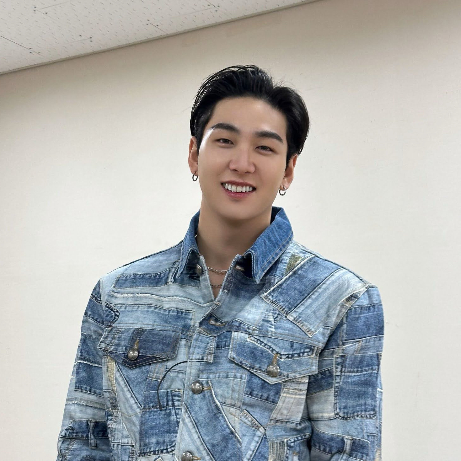 Behind-the-scenes cut of NU'EST