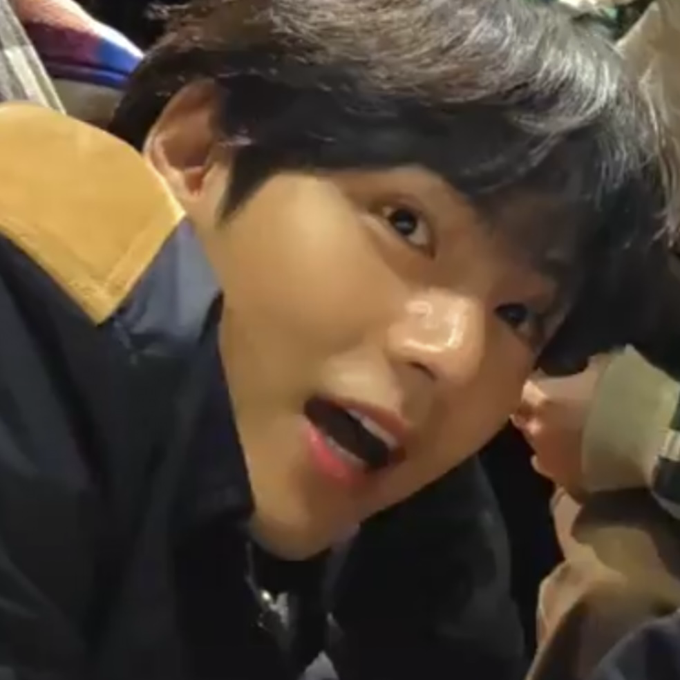 뷔 (방탄소년단)의 최신 사진