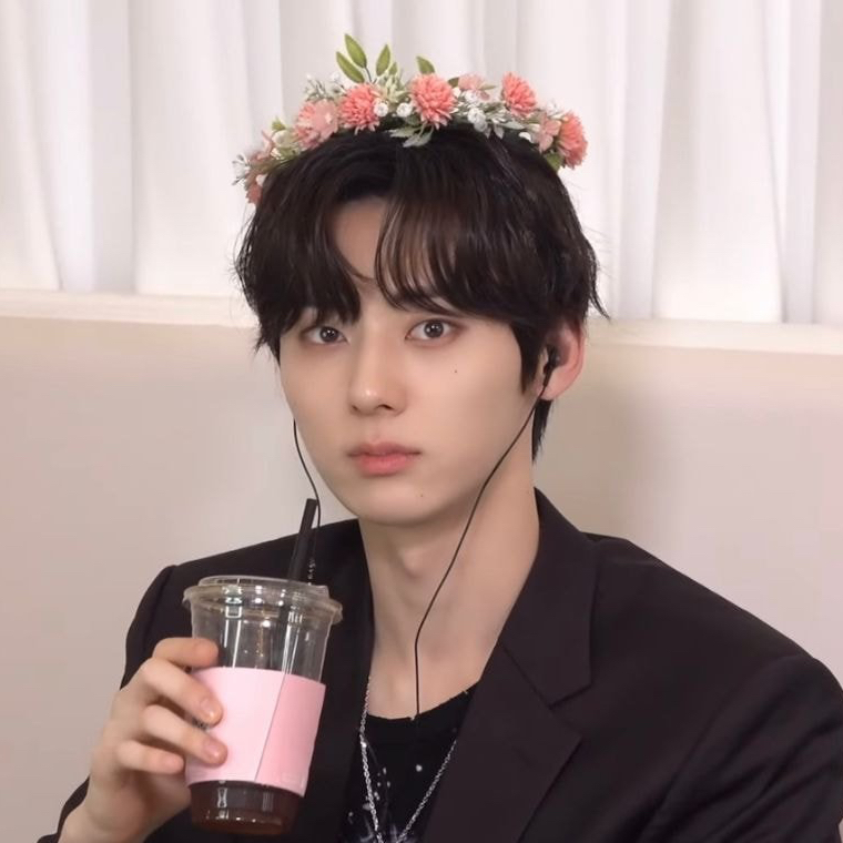 A moment captured by Hwang Minhyun's fan