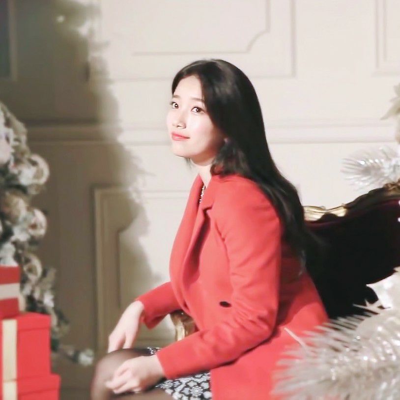 A moment captured by Suzy's fan