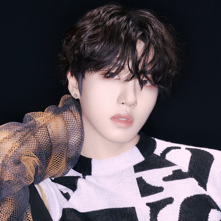 Behind-the-scenes cut of Huiwon (n.SSign)