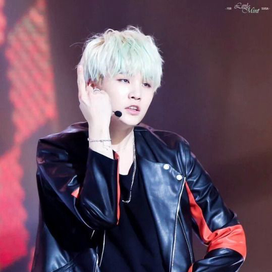 Foto aktivitas terbaru SUGA (BTS)