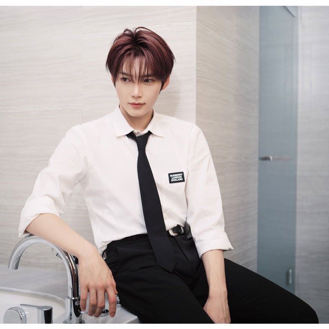 Foto aktivitas terbaru Sung Hanbin (ZEROBASEONE)