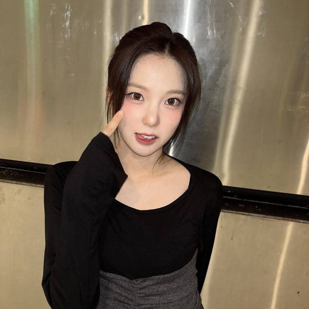 Latest photo of Choi Yujin (Kep1er)
