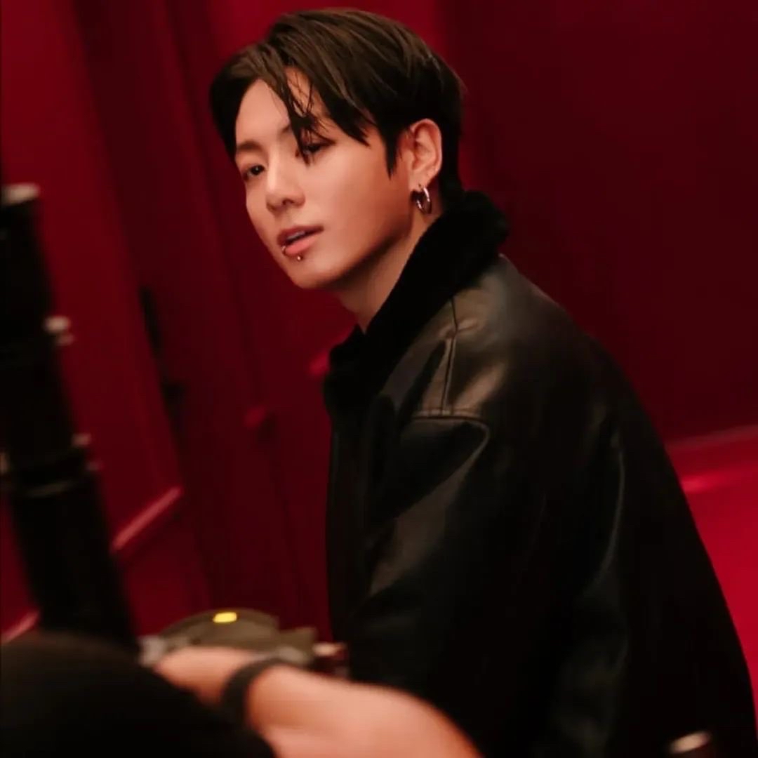 Foto aktivitas terbaru Jungkook (BTS)