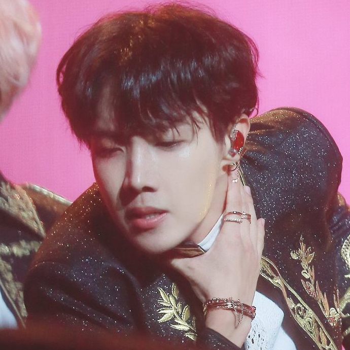 Foto aktivitas terbaru j-hope (BTS)