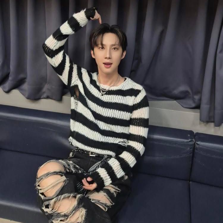 A moment captured by PENTAGON's fan