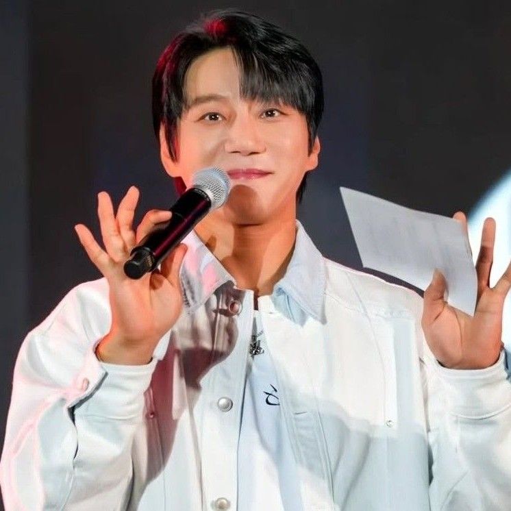 Latest photo of Hwang Chiyeol