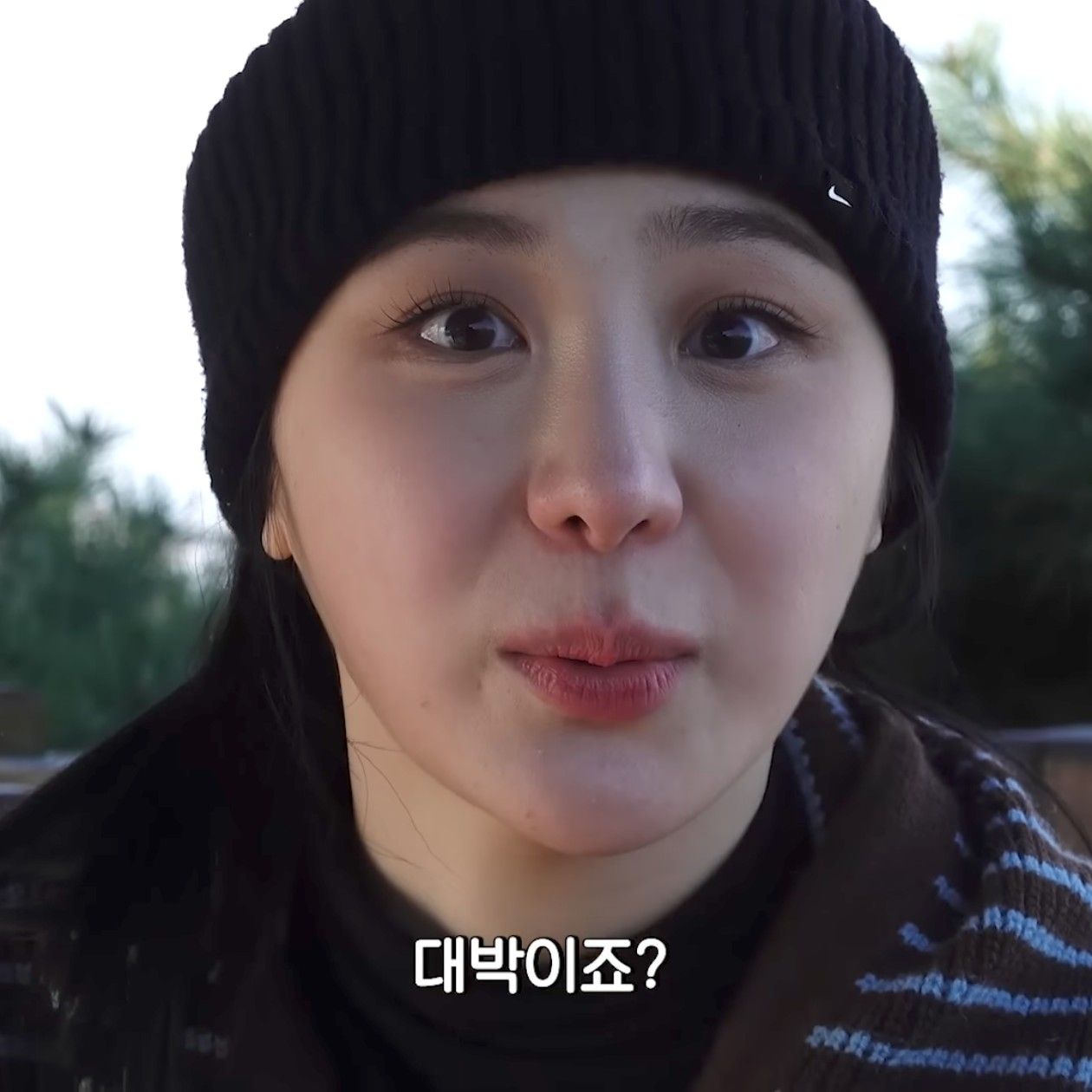 A moment captured by Lee Chaeyeon's fan