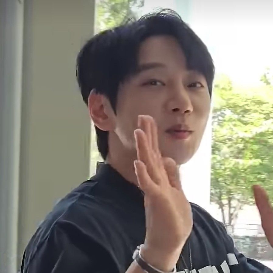 A moment captured by Hwang Chiyeol's fan