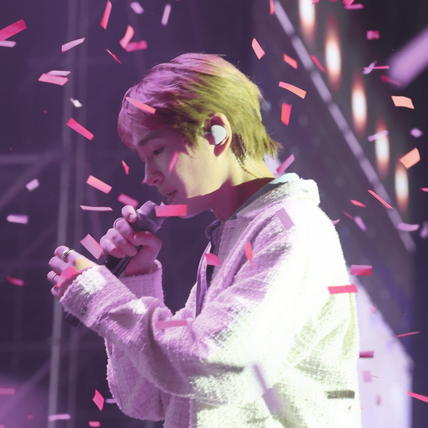 Behind-the-scenes cut of Onew (SHINee)