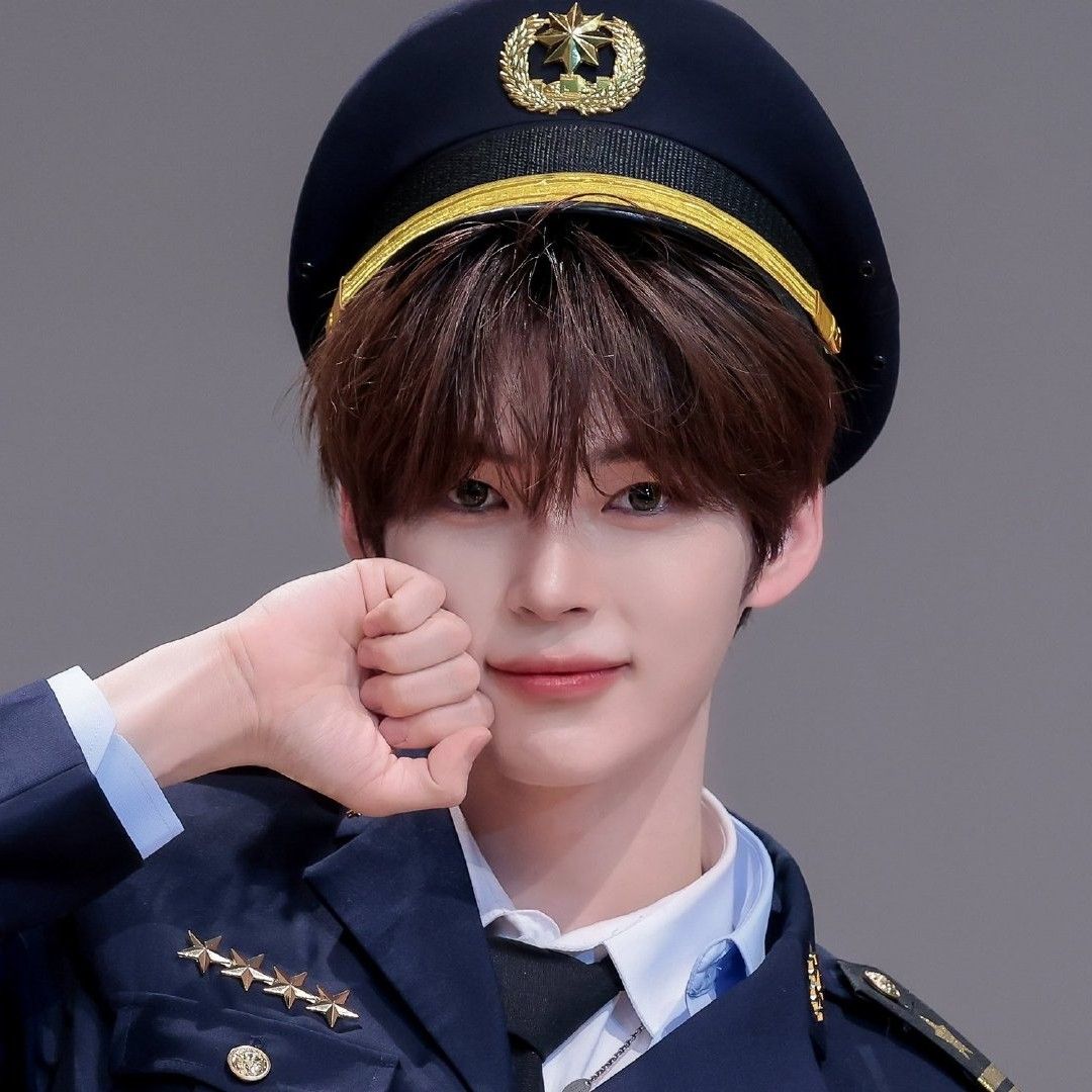 Potret di balik layar Sung Hanbin (ZEROBASEONE)