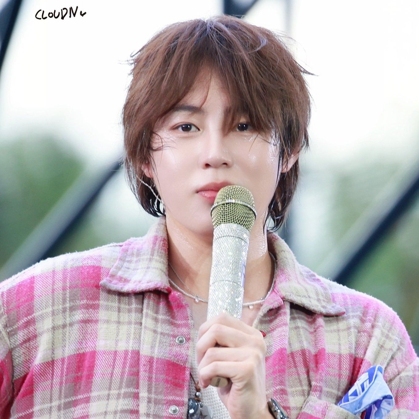 A moment captured by Ha Sungwoon's fan