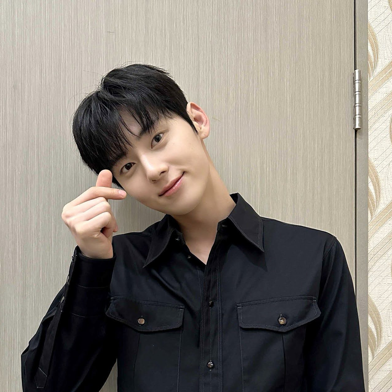 A moment captured by Hwang Minhyun's fan
