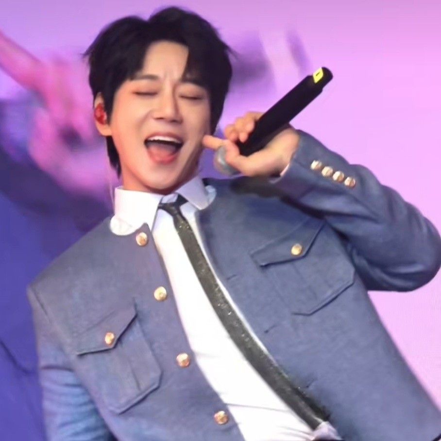 Recent activity shot of Hwang Chiyeol