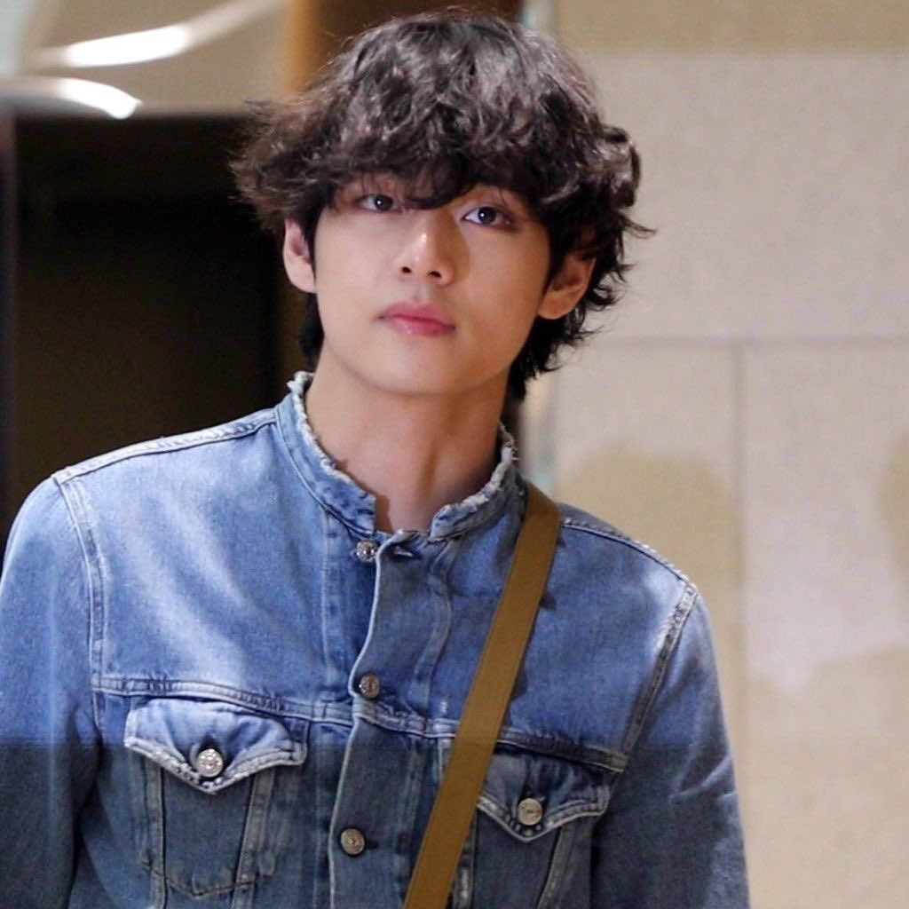 뷔 (방탄소년단)의 최신 사진