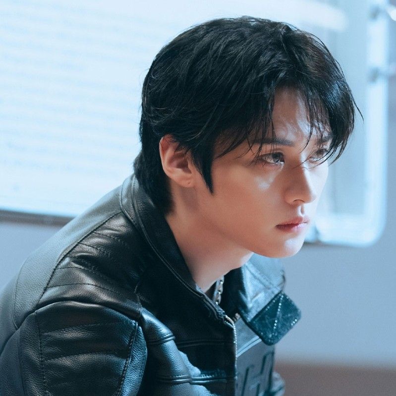 Latest photo of Lee Know (Stray Kids)