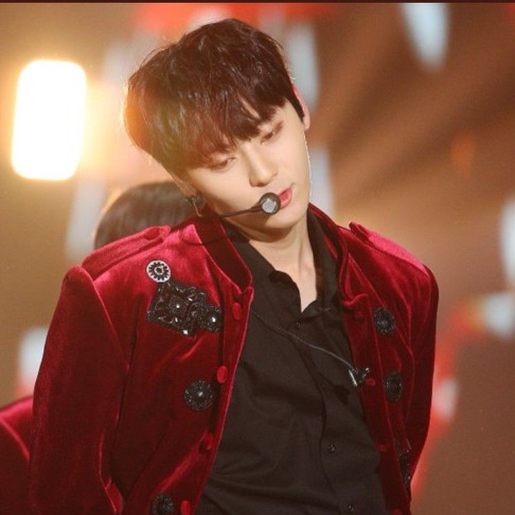 A moment captured by Hwang Minhyun's fan