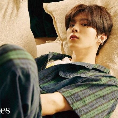 Behind-the-scenes cut of Kim Wooseok