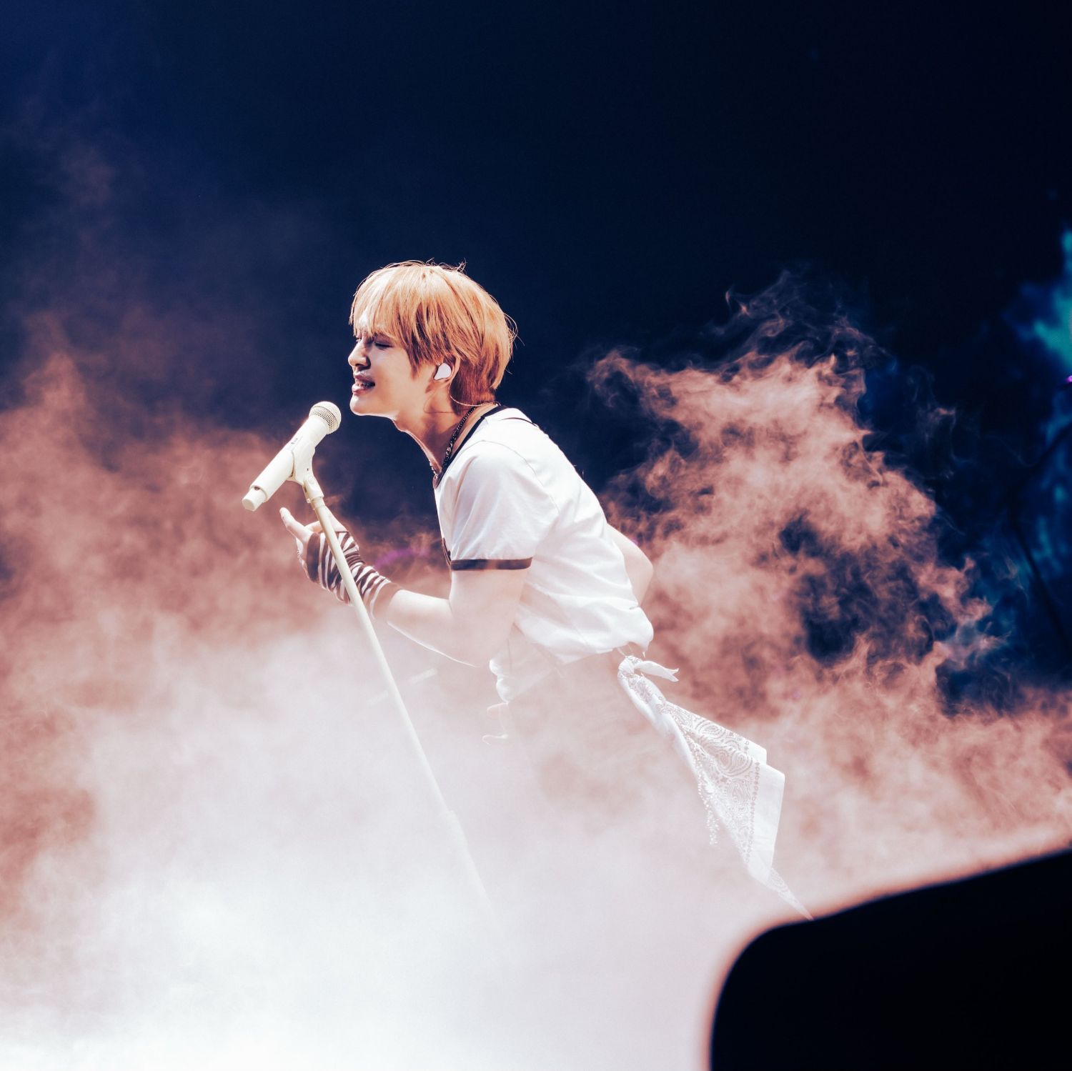 A moment captured by Onew (SHINee)'s fan
