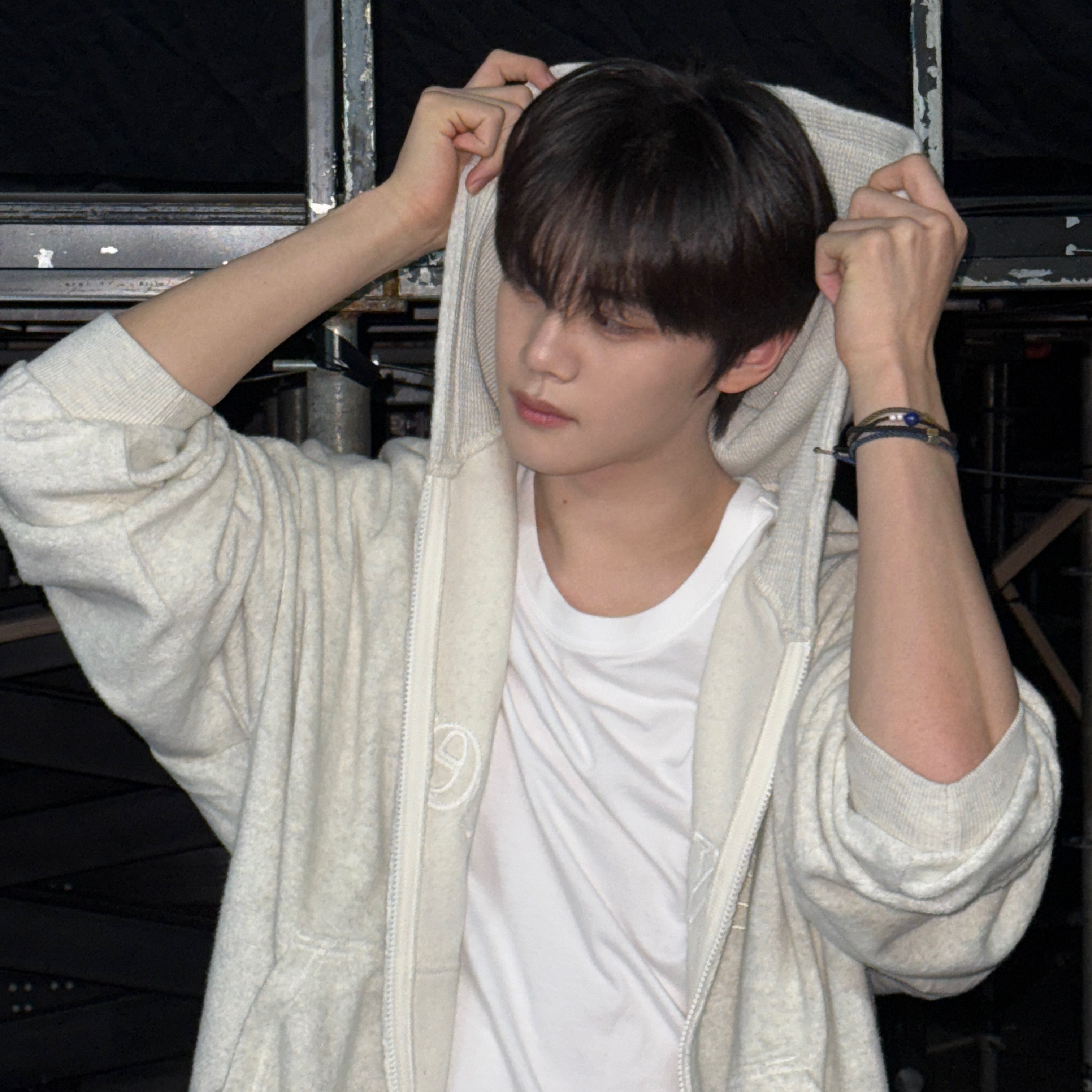 Recent activity shot of Kim Gyuvin (ZEROBASEONE)