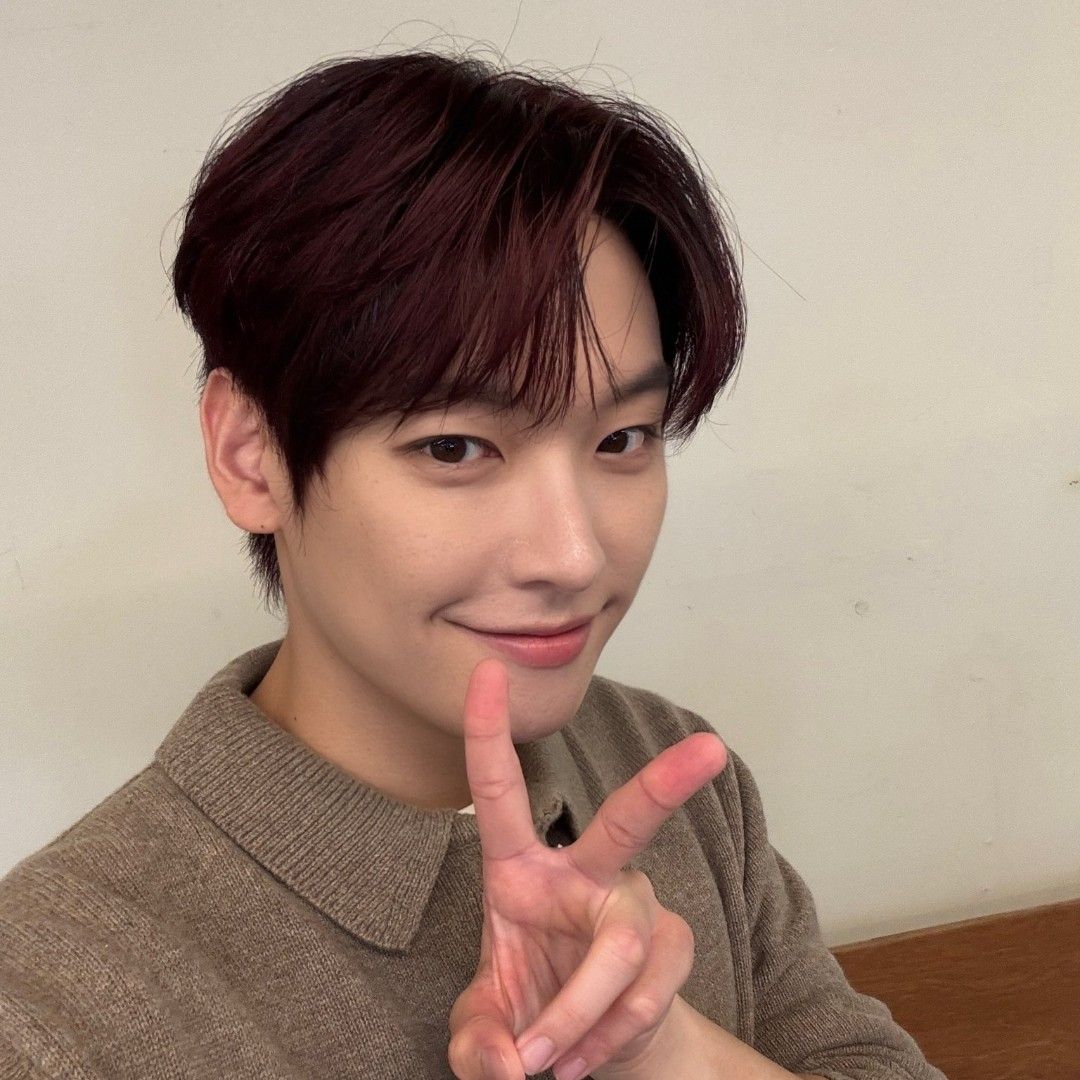 Latest photo of Inseong (SF9)