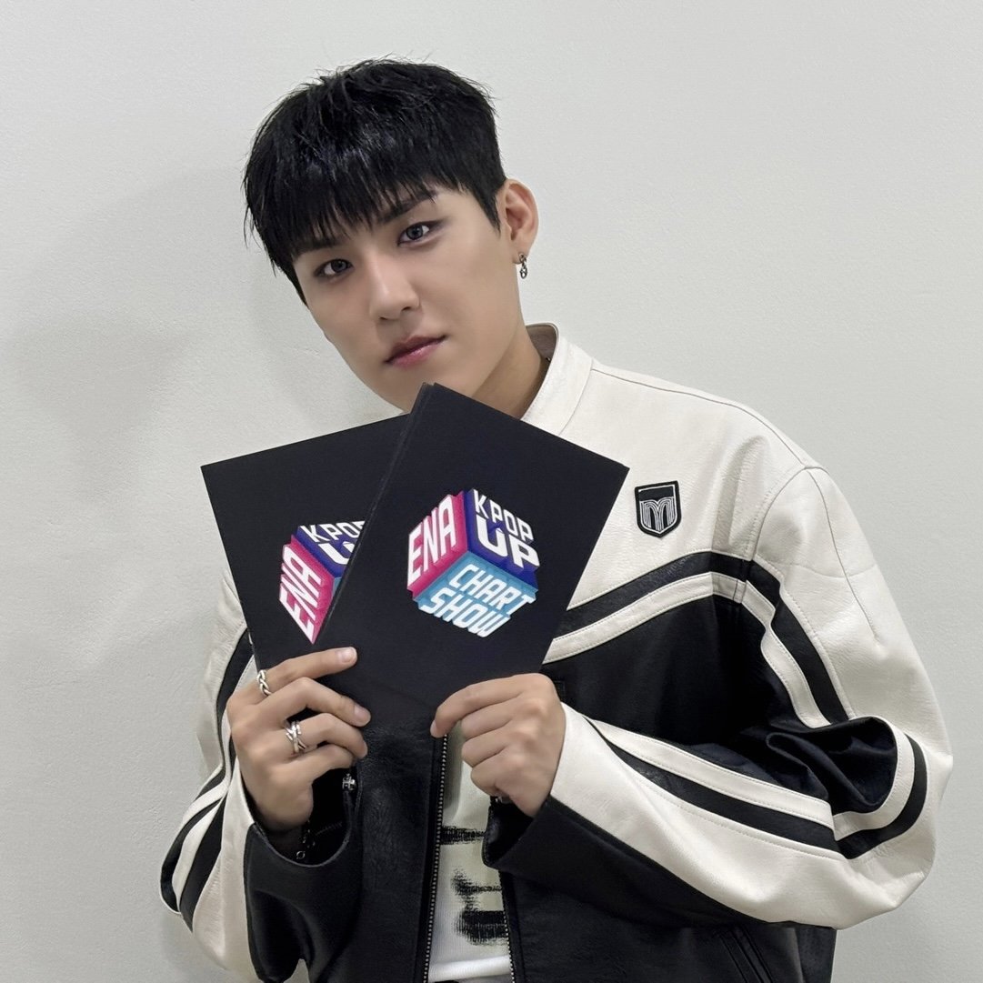 A moment captured by Park Woojin (AB6IX)'s fan
