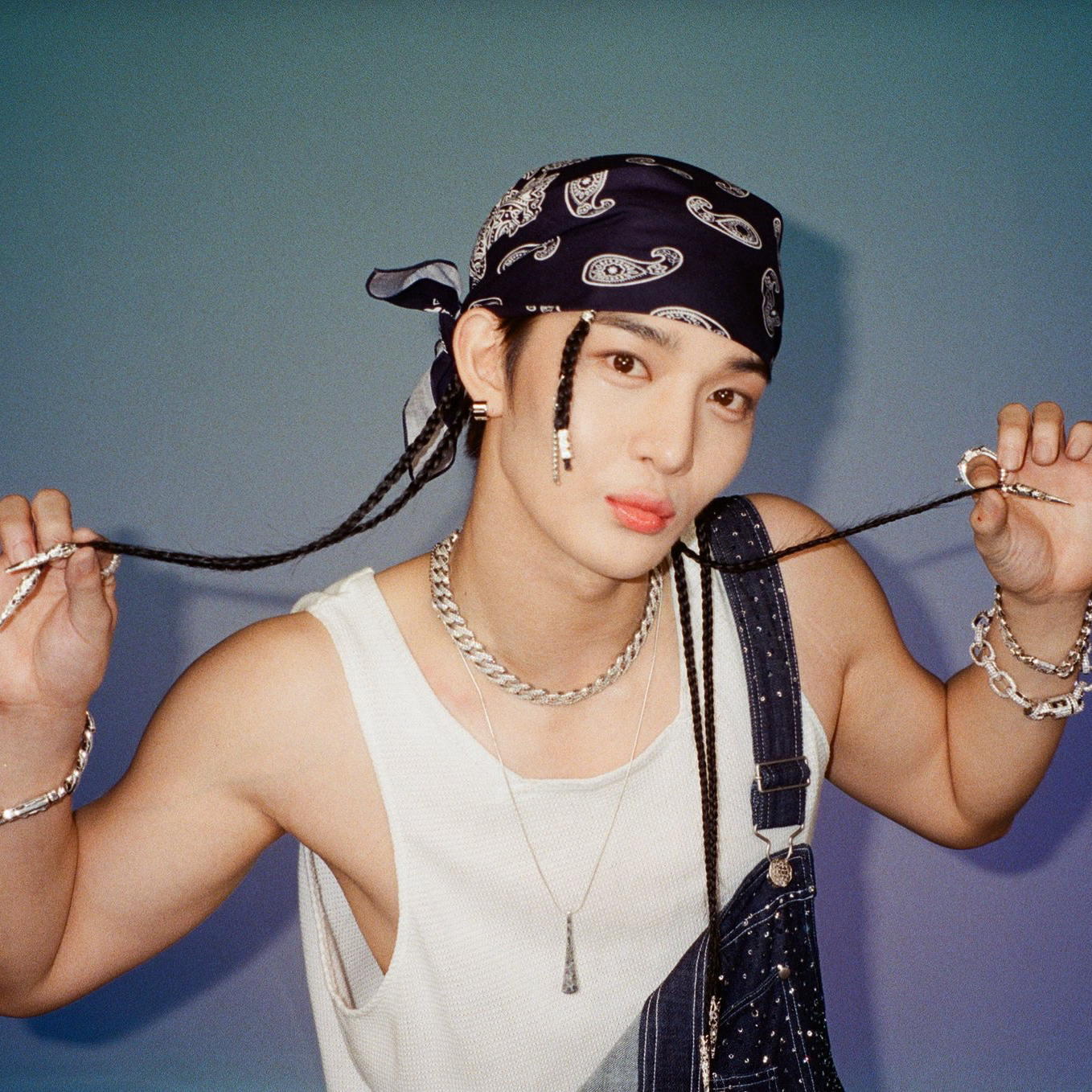 Behind-the-scenes cut of Bae Jinyoung