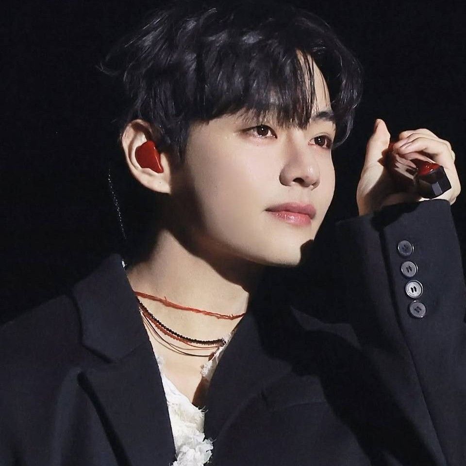 Behind-the-scenes cut of V (BTS)