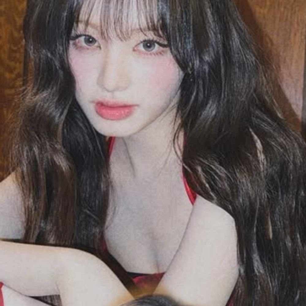 Behind-the-scenes cut of LIZ (IVE)