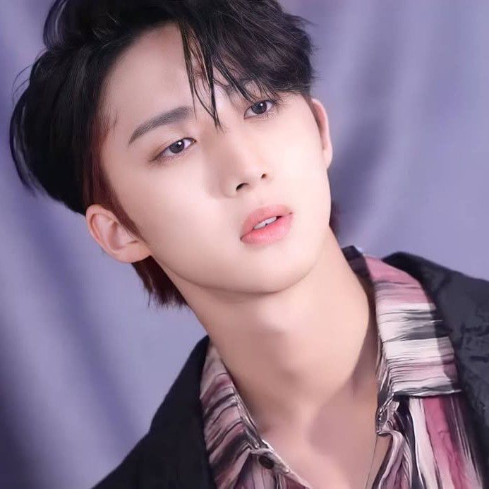 A moment captured by Hui (PENTAGON)'s fan