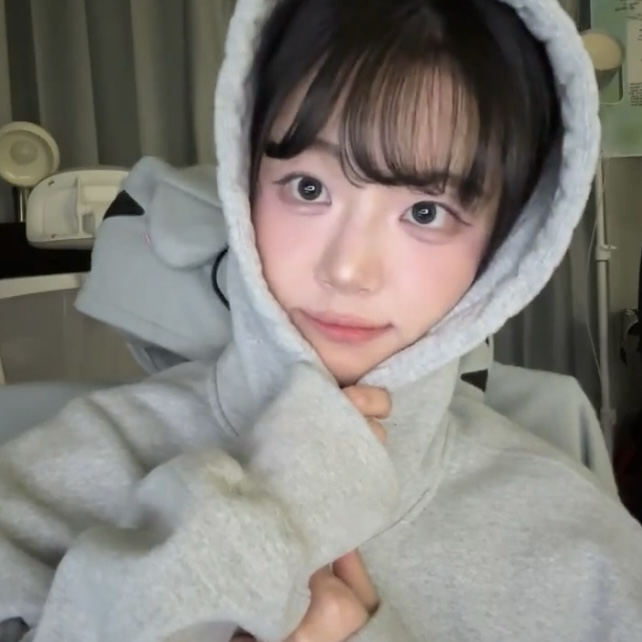 Behind-the-scenes cut of QWER