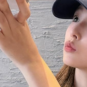 A moment captured by Kang Hyewon's fan