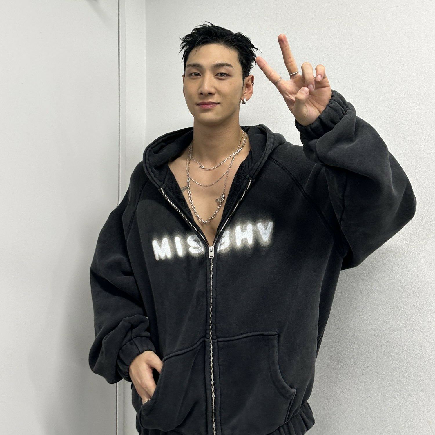 Behind-the-scenes cut of Baekho