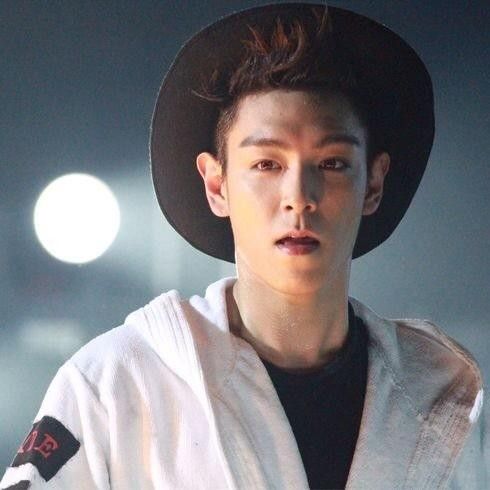 A moment captured by T.O.P's fan