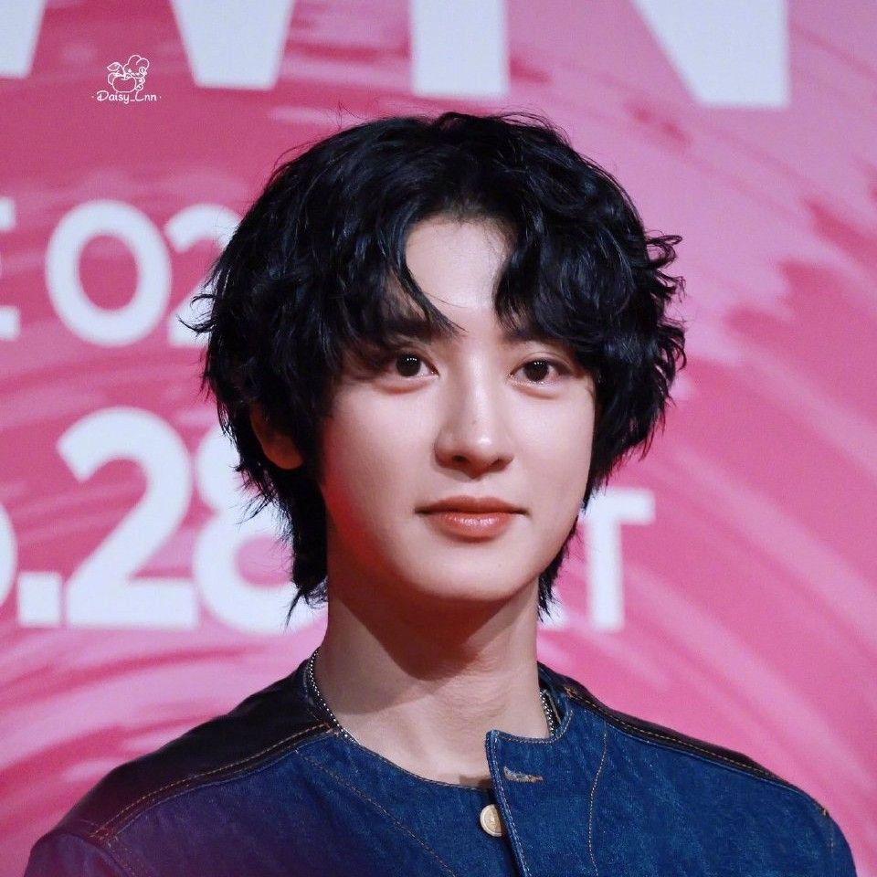 Recent activity shot of Chanyeol (EXO)