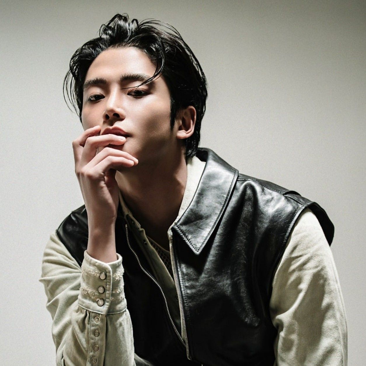 Behind-the-scenes cut of Rowoon