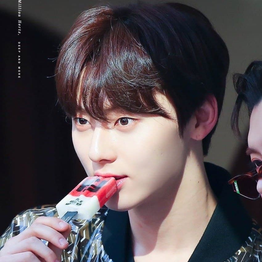 Behind-the-scenes cut of Hwang Minhyun