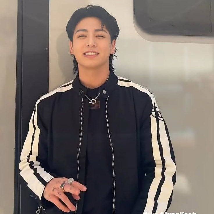Foto aktivitas terbaru Jungkook (BTS)
