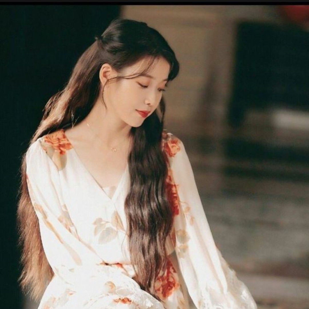 Behind-the-scenes cut of IU