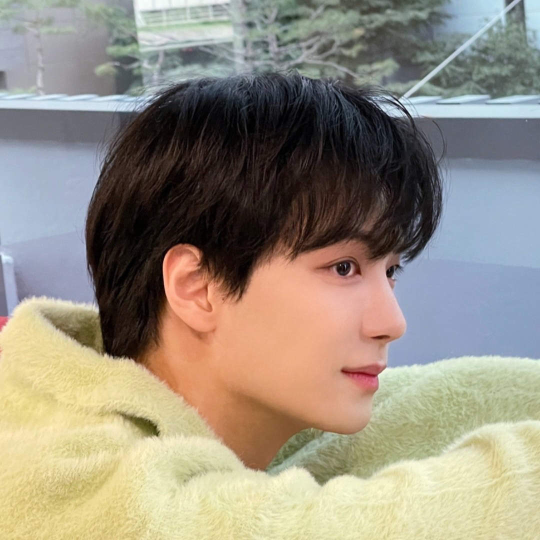 A moment captured by Kim Jonghyeon's fan