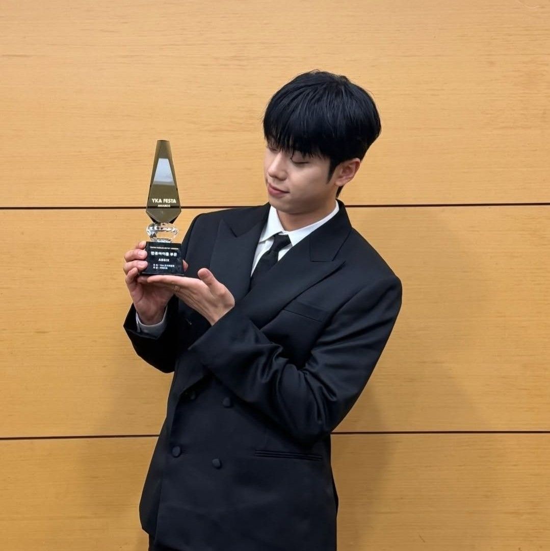 A moment captured by Kim Donghyun (AB6IX)'s fan