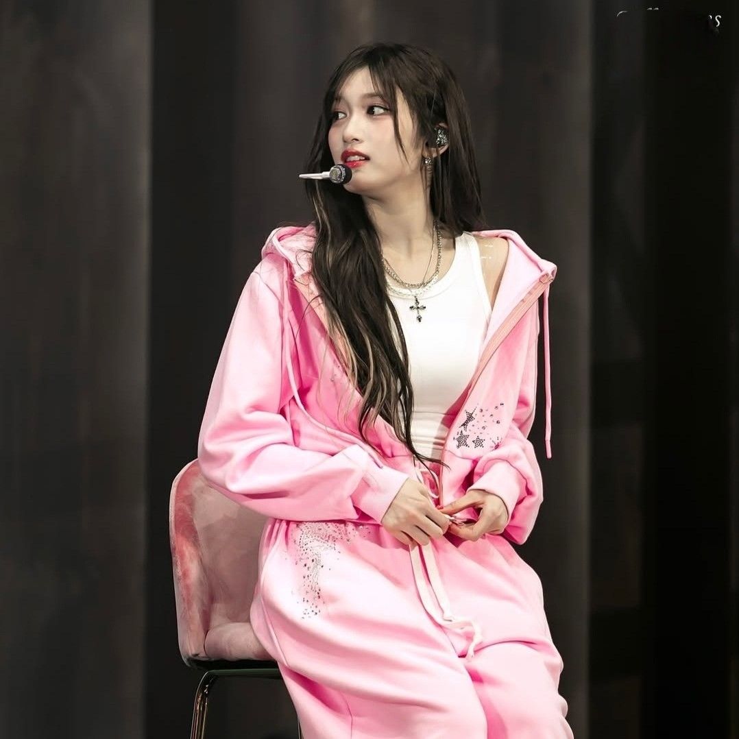 Behind-the-scenes cut of Leeseo (IVE)