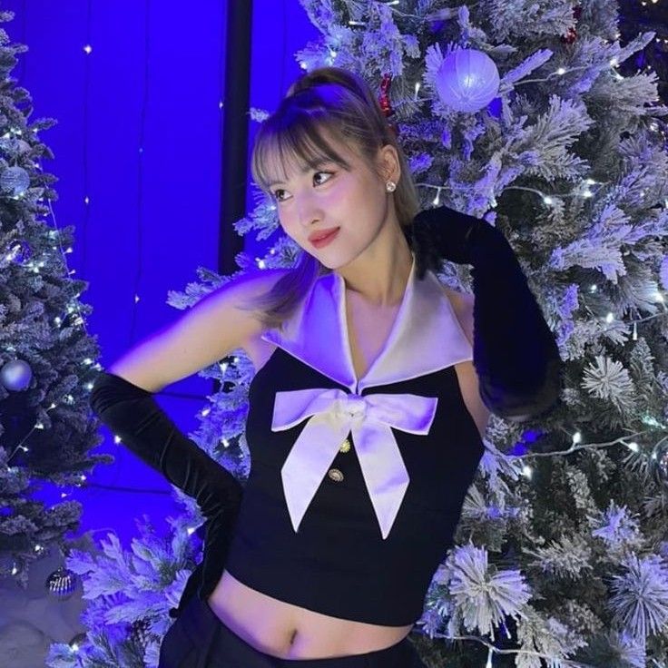 Foto aktivitas terbaru Momo (TWICE)