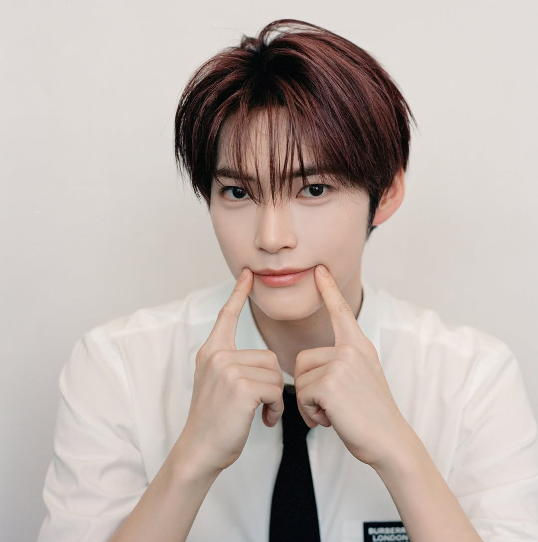 Potret di balik layar Sung Hanbin (ZEROBASEONE)