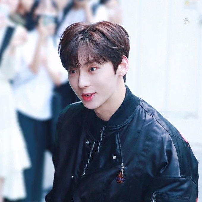 A moment captured by Hwang Minhyun's fan