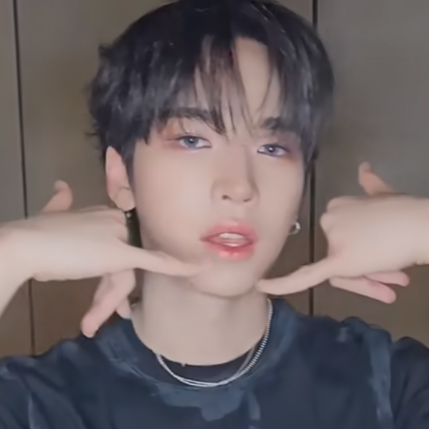 Behind-the-scenes cut of Hanjun (n.SSign)
