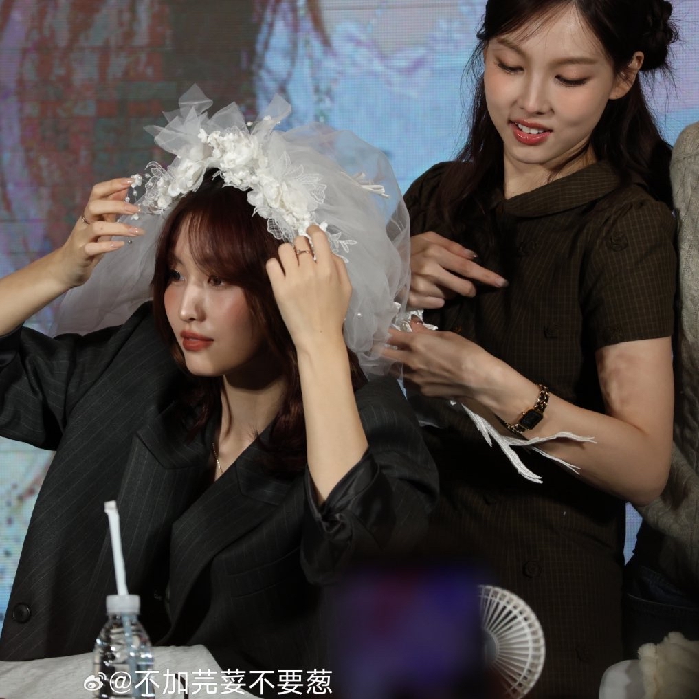 モモ (TWICE)の舞台裏ショット