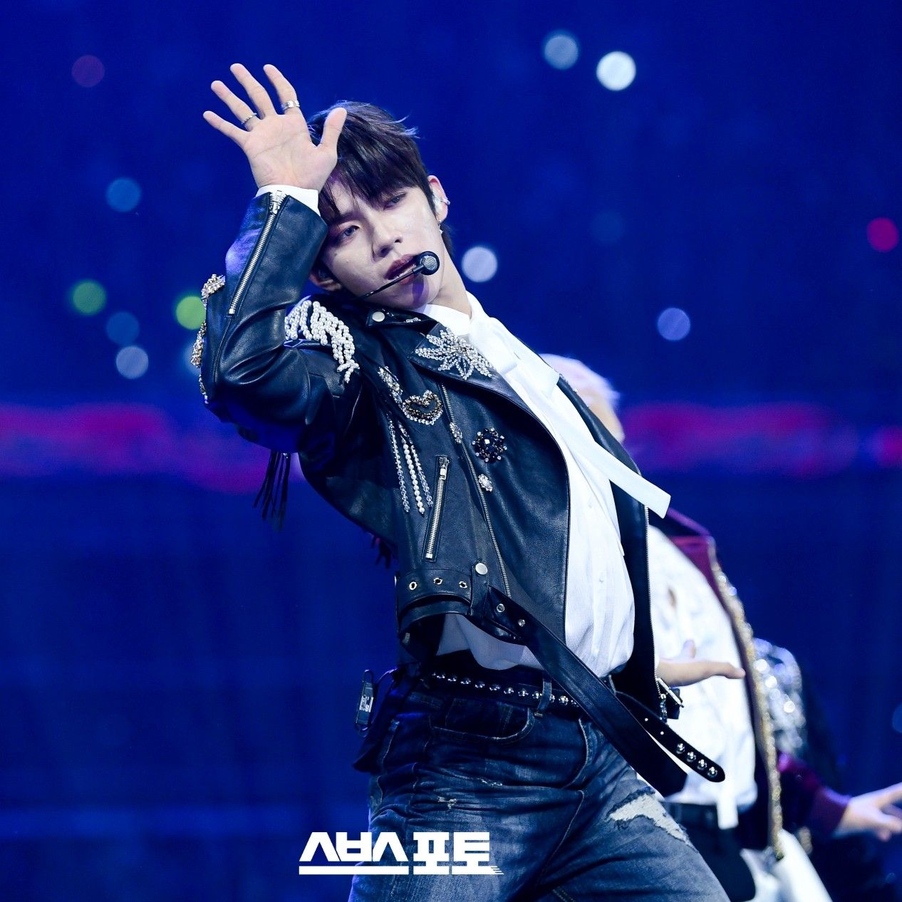 Behind-the-scenes cut of JL (AHOF)